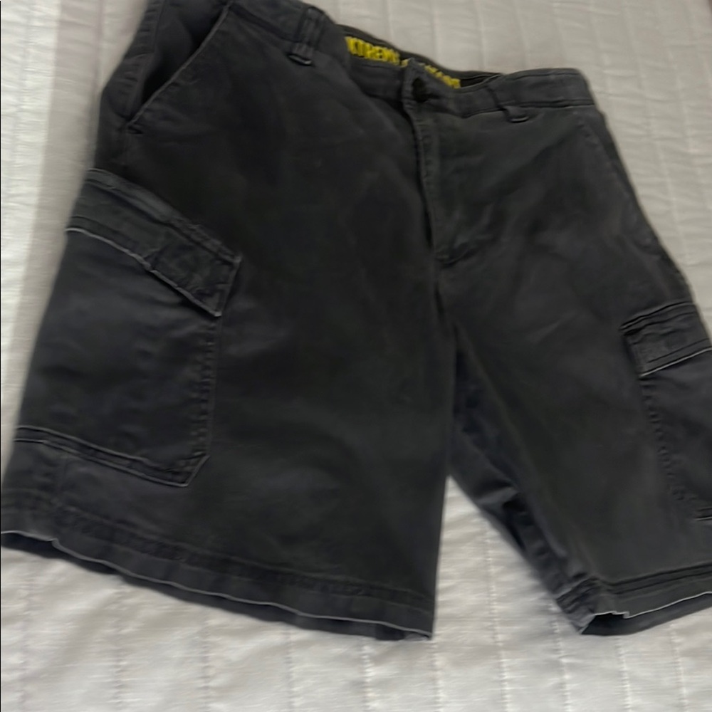 Men's (Lee) EXTREME COMFORT Cargo Shorts Size 32 in dark grey color